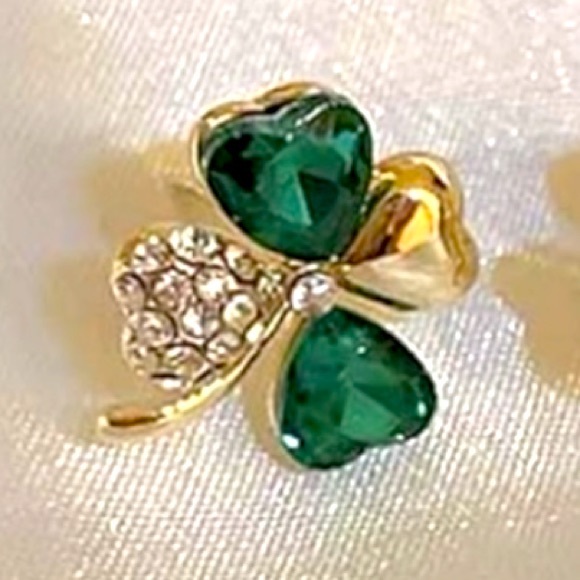 NEW Four Leaf Clover Earrings in Gold - Picture 6 of 6